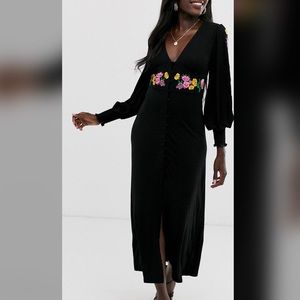 Dress with flowers on waist and sleeves